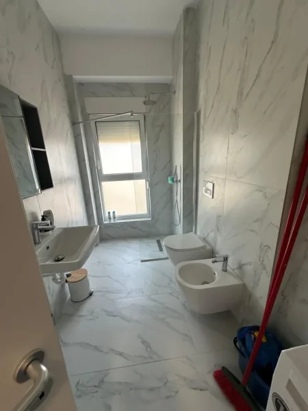 Tirane, jepet me qera apartament 1+1 Kati 7, 400 € (Rezidenca Kaimi, Ali Dem)