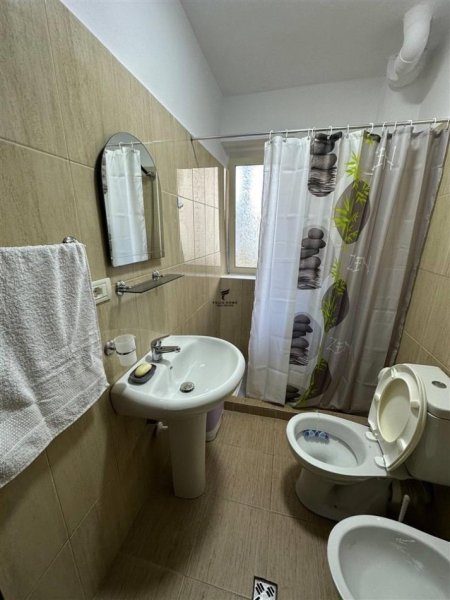 Tirane, jepet me qera apartament 2+1+Ballkon Kati 2, 75 m² 600 € (RRUG E DURRESIT)