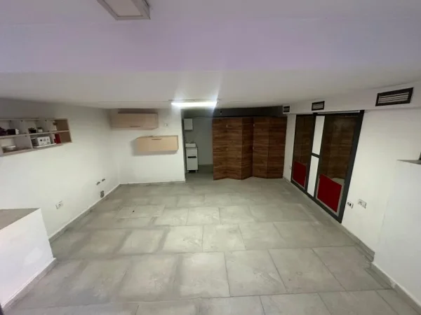 Tirane, jepet me qera ambjent biznesi , 35 m² 400 € 
