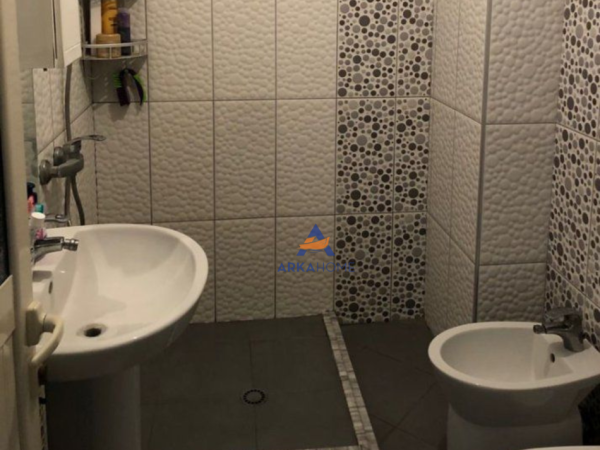 Tirane, jepet me qera apartament 1+1+Ballkon Kati 4, 65 m² 500 € (RRUGA E ZALLIT)