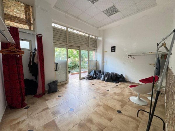 Tirane, shitet dyqan Kati 0, 40 m² 47.000 € 