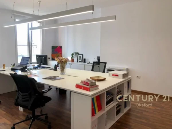 Tirane, jepet me qera zyre Kati 4, 50 m² 1.000 € (Rr.Themistokli Germenji)