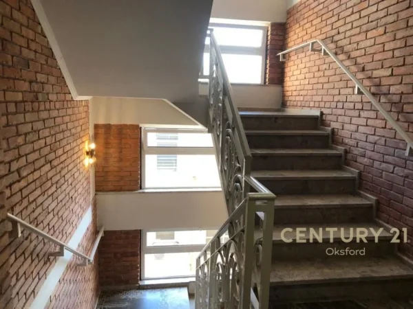 Tirane, jepet me qera zyre Kati 4, 50 m² 1.000 € (Rr.Themistokli Germenji)