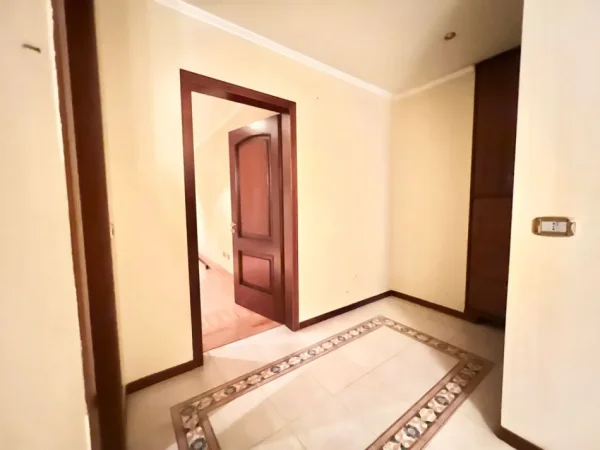 Tirane, jepet me qera ambjent biznesi Kati 4, 140 m² 1.300 € (bulevardi bajram curri)