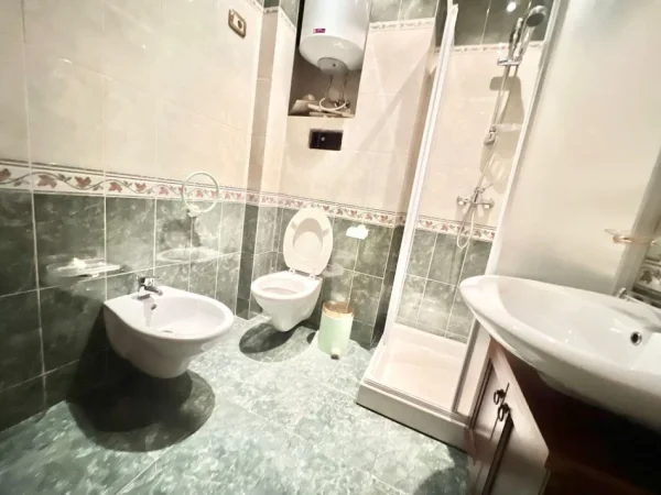 Tirane, jepet me qera ambjent biznesi Kati 4, 140 m² 1.300 € (bulevardi bajram curri)