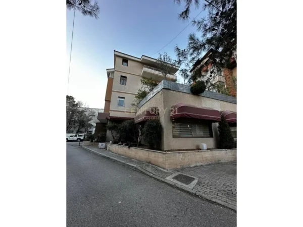 Tirane, jepet me qera ambjent biznesi , 1.000 m² 7.000 €