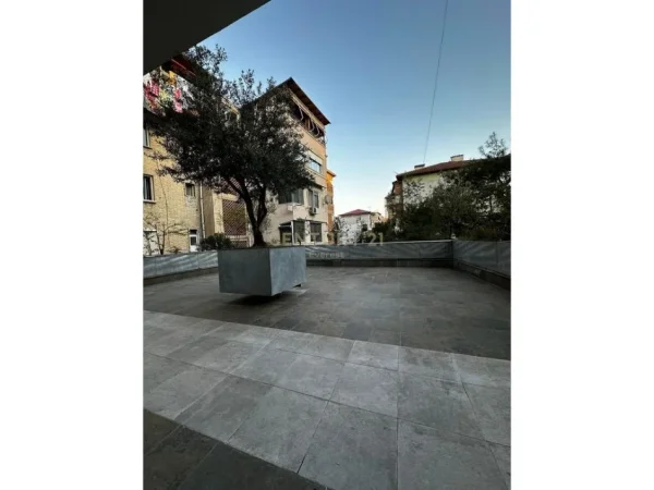 Tirane, jepet me qera ambjent biznesi , 1.000 m² 7.000 €