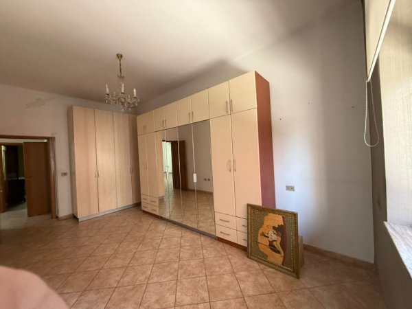 Tirane, jepet me qera zyre Kati 2, 90 m² 800 € (Bllok - Pallatet Agimi)