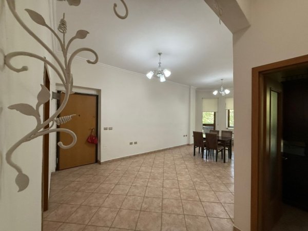 Tirane, jepet me qera apartament ose ZYRA /  3+1+Ballkon Kati 2, 90 m² 800 € (Pallatet Agimi Bllok)