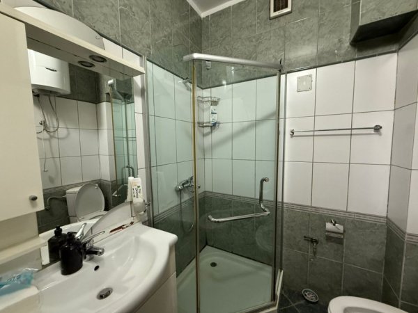 Tirane, jepet me qera apartament ose ZYRA /  3+1+Ballkon Kati 2, 90 m² 800 € (Pallatet Agimi Bllok)