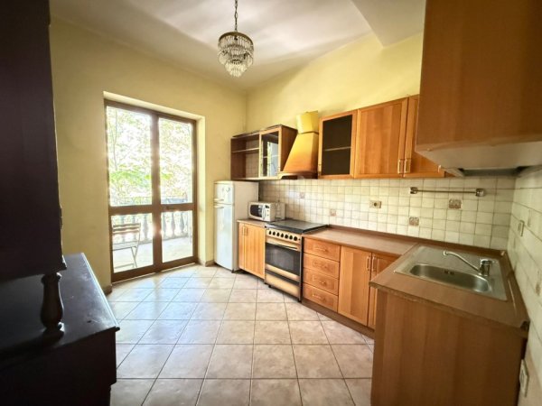 Tirane, jepet me qera apartament ose ZYRA /  3+1+Ballkon Kati 2, 90 m² 800 € (Pallatet Agimi Bllok)