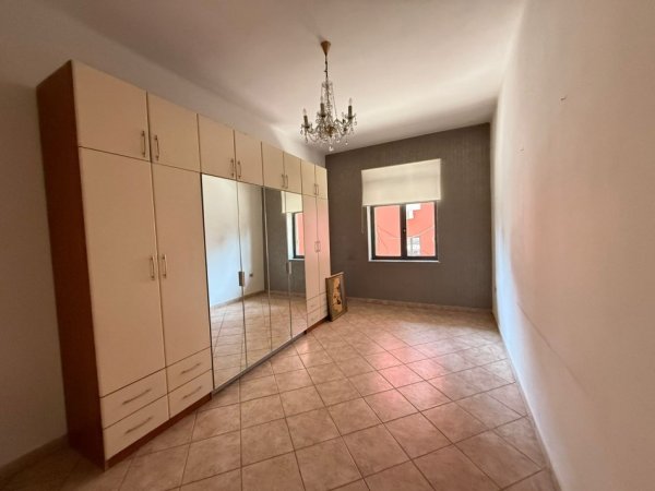 Tirane, jepet me qera apartament ose ZYRA /  3+1+Ballkon Kati 2, 90 m² 800 € (Pallatet Agimi Bllok)