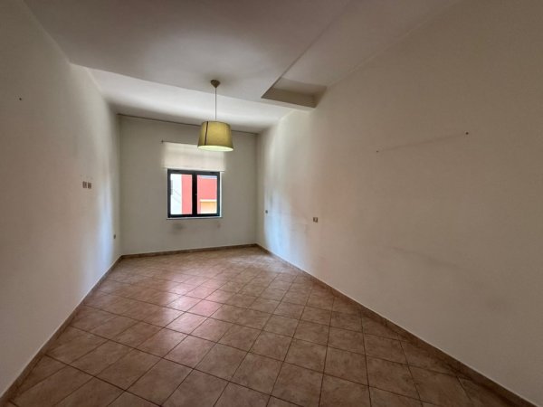 Tirane, jepet me qera apartament ose ZYRA /  3+1+Ballkon Kati 2, 90 m² 800 € (Pallatet Agimi Bllok)