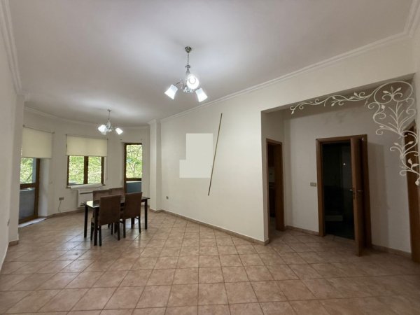 Tirane, jepet me qera apartament ose ZYRA /  3+1+Ballkon Kati 2, 90 m² 800 € (Pallatet Agimi Bllok)