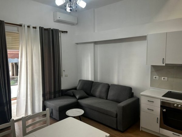 Tirane, jepet me qera apartament 1+1 , 52 m² 500 € (Golden Park)