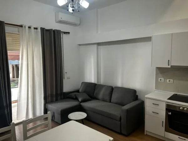 Tirane, jepet me qera apartament 1+1 , 52 m² 500 € (Golden Park)