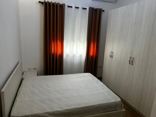 Tirane, jepet me qera apartament 1+1 , 52 m² 500 € (Golden Park)