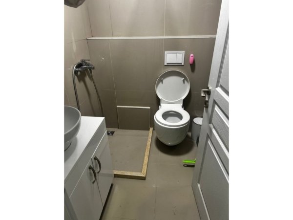 Tirane, jepet me qera apartament 1+1 , 52 m² 500 € (Golden Park)