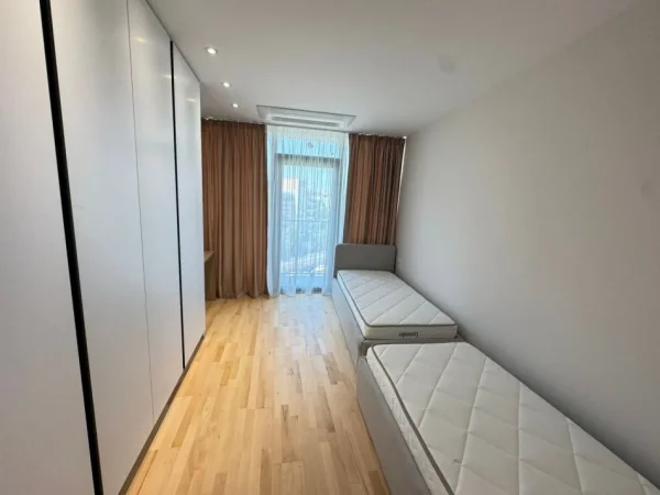 Tirane, jepet me qera apartament 2+1 , 130 m² 2.200 € 
