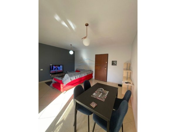 Tirane, jepet me qera apartament 2+1 Kati 3, 104 m² 650 € (Kopshti Botanik)