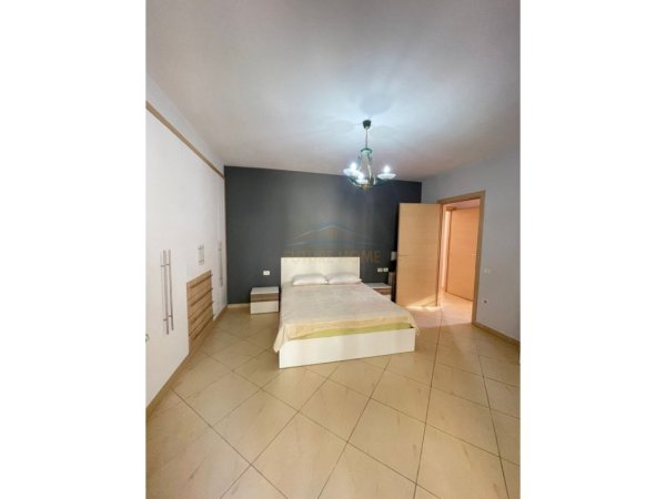 Tirane, jepet me qera apartament 2+1 Kati 3, 104 m² 650 € (Kopshti Botanik)
