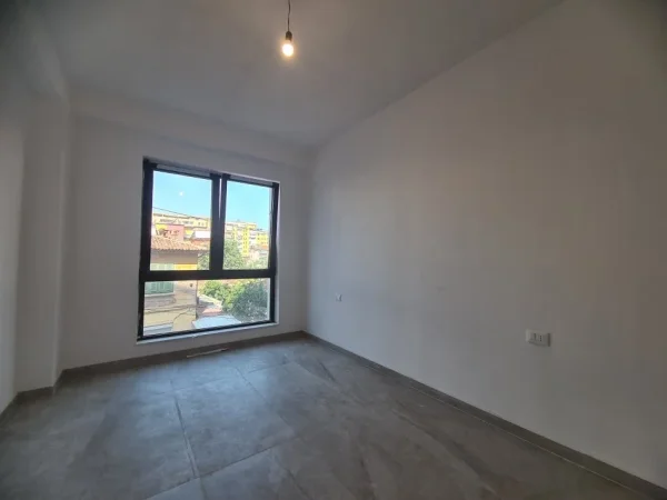 Tirane, shitet apartament 2+1+Ballkon Kati 1, 97 m² 225.000 € (Rruga Myslym Shyri)