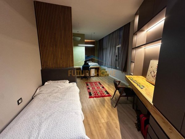 Shitet Apartament Luxury 4+1+2+Verandë+Pishinë+Post Parkimi, Kopshti Botanik,Tiranë
