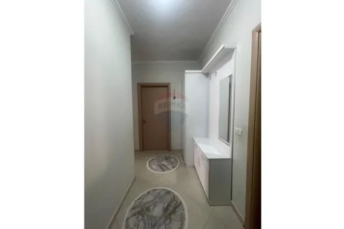Tirane, jepet me qera apartament 1+1 , 70 m² 400 € (Rr. Sotir Caci)