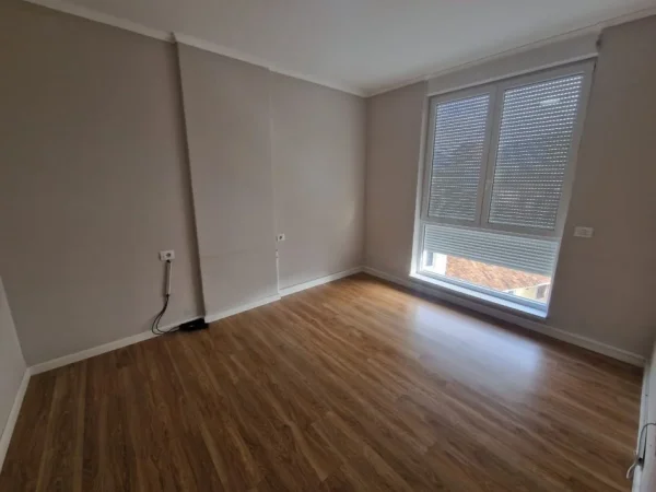 Tirane, jepet me qera zyre Kati 3, 121 m² 1.000 € (21 Dhjetori)
