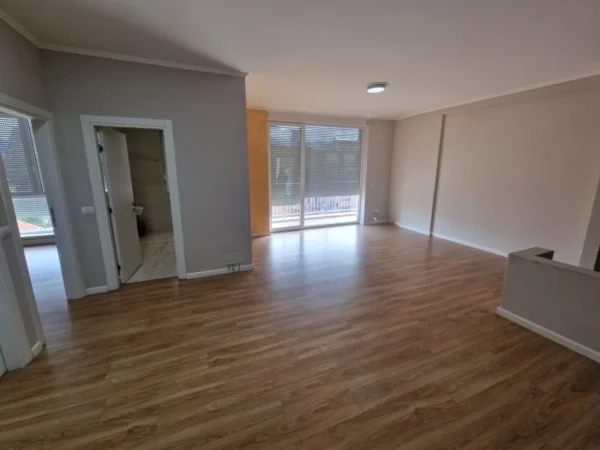 Tirane, jepet me qera zyre Kati 3, 121 m² 1.000 € (21 Dhjetori)