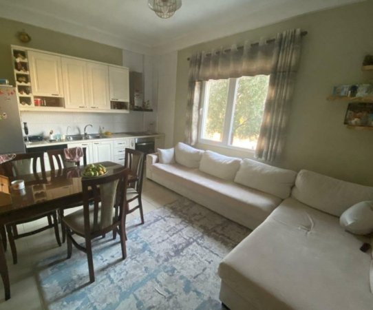 Tirane, jepet me qera apartament 3+1+Ballkon Kati 1, 130 m² 500 € (rruga osmet)
