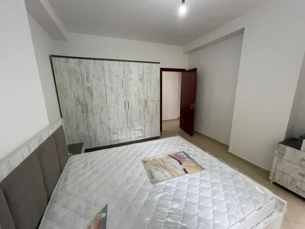 Tirane, jepet me qera apartament 2+1+Ballkon Kati 2, 110 m² 500 € (Unaza e Re)
