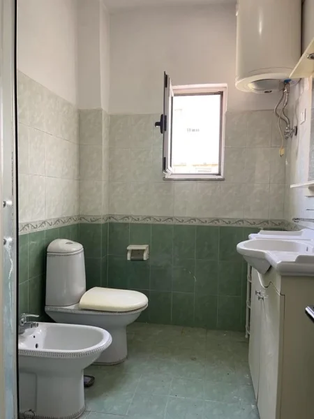 Tirane, jepet me qera apartament 2+1+Ballkon Kati 5, 92 m² 480 € (rruga frederik shiroka)