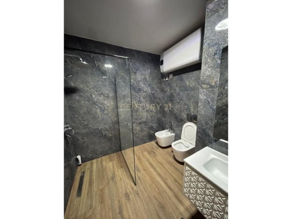 Tirane, jepet me qera apartament 1+1+Ballkon Kati 7, 60 m² 650 € (Liqeni i Tiranes)