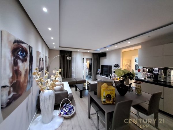 Tirane, jepet me qera apartament 2+1+Ballkon Kati 5, 100 m² 700 € 