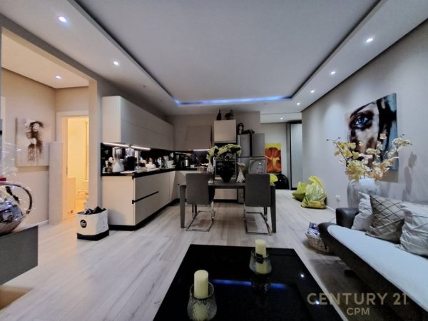 Tirane, jepet me qera apartament 2+1+Ballkon Kati 5, 100 m² 700 € 