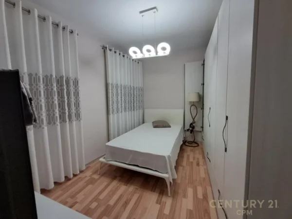 Tirane, jepet me qera apartament 2+1+Ballkon Kati 5, 100 m² 700 € 