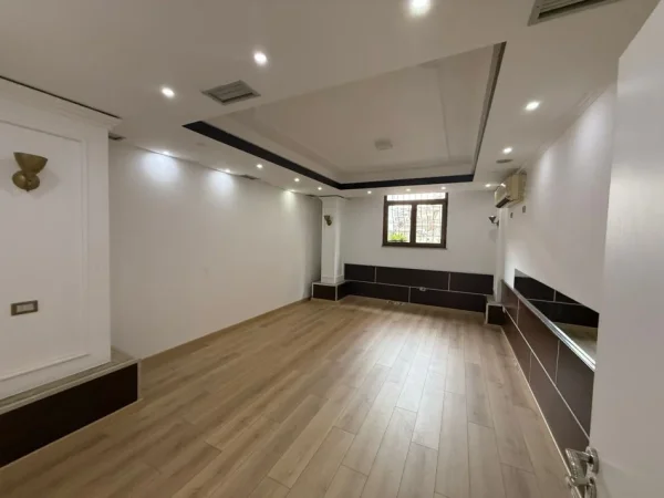 Tirane, jepet me qera ambjent biznesi Kati 0, 113 m² 1.000 € (Vasil Shanto)