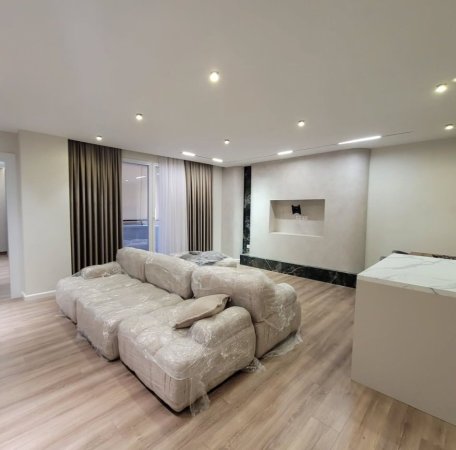 Tirane, shitet apartament 1+1+Aneks+Ballkon , 100 m² 400.000 € (blloku)
