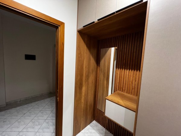 Tirane, jepet me qera apartament 1+1+Ballkon Kati 3, 75 m² 500 € (Te Mbikalimi i komunes se Parisit)