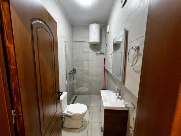 Tirane, jepet me qera apartament 1+1+Ballkon Kati 3, 75 m² 500 € (Te Mbikalimi i komunes se Parisit)