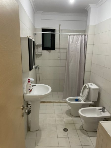 Tirane, jepet me qera apartament 1+1 Kati 3, 65 m² 380 € (astir)
