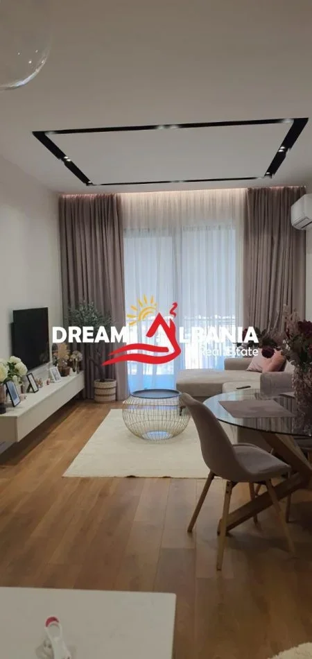 Tirane, jepet me qera apartament 1+1 , 75 m² 650 € (ish parku)