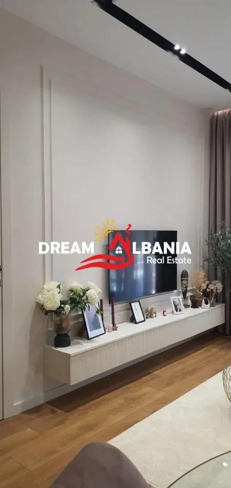 Tirane, jepet me qera apartament 1+1 , 75 m² 650 € (ish parku)