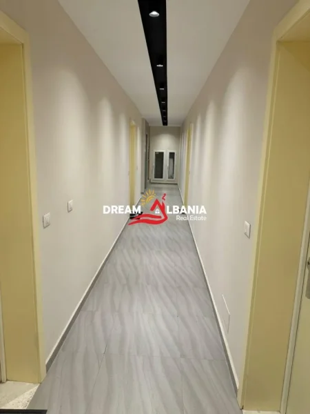 Tirane, jepet me qera apartament 1+1 , 75 m² 650 € (ish parku)