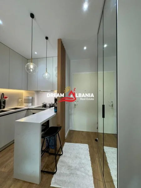 Tirane, jepet me qera apartament 1+1 , 75 m² 650 € (ish parku)