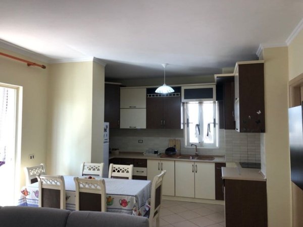 Tirane, jepet me qera apartament 1+1+Ballkon Kati 4, 65 m² 450 € (kodra e diellit)