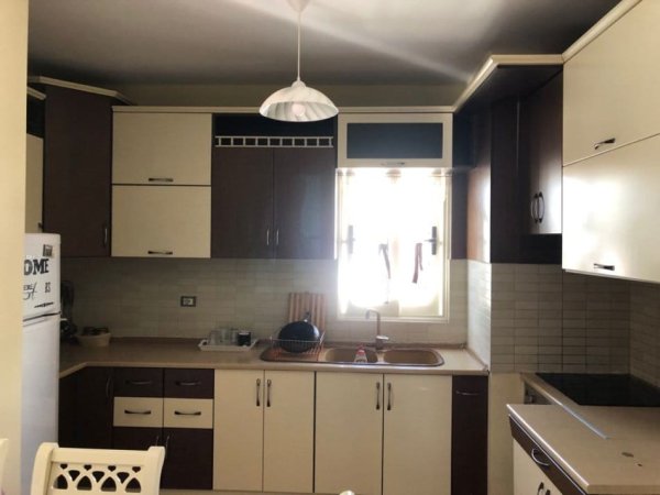 Tirane, jepet me qera apartament 1+1+Ballkon Kati 4, 65 m² 450 € (kodra e diellit)