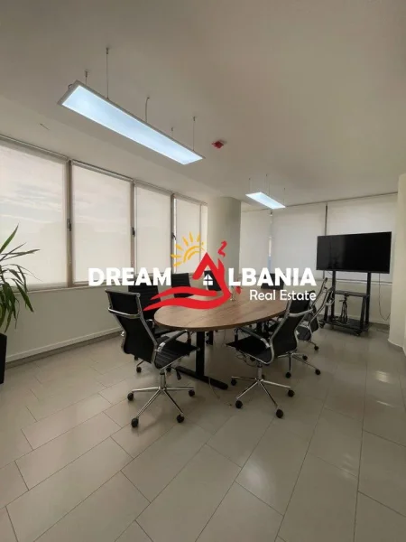 Shkoder, shitet dyqan , 370 m² 650.000 € (Shkoder)