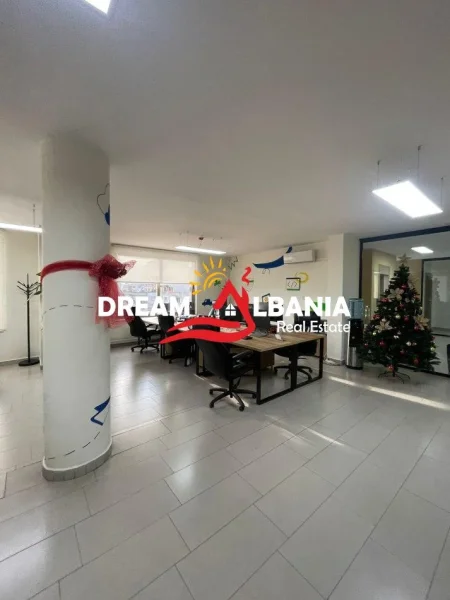 Shkoder, shitet dyqan , 370 m² 650.000 € (Shkoder)